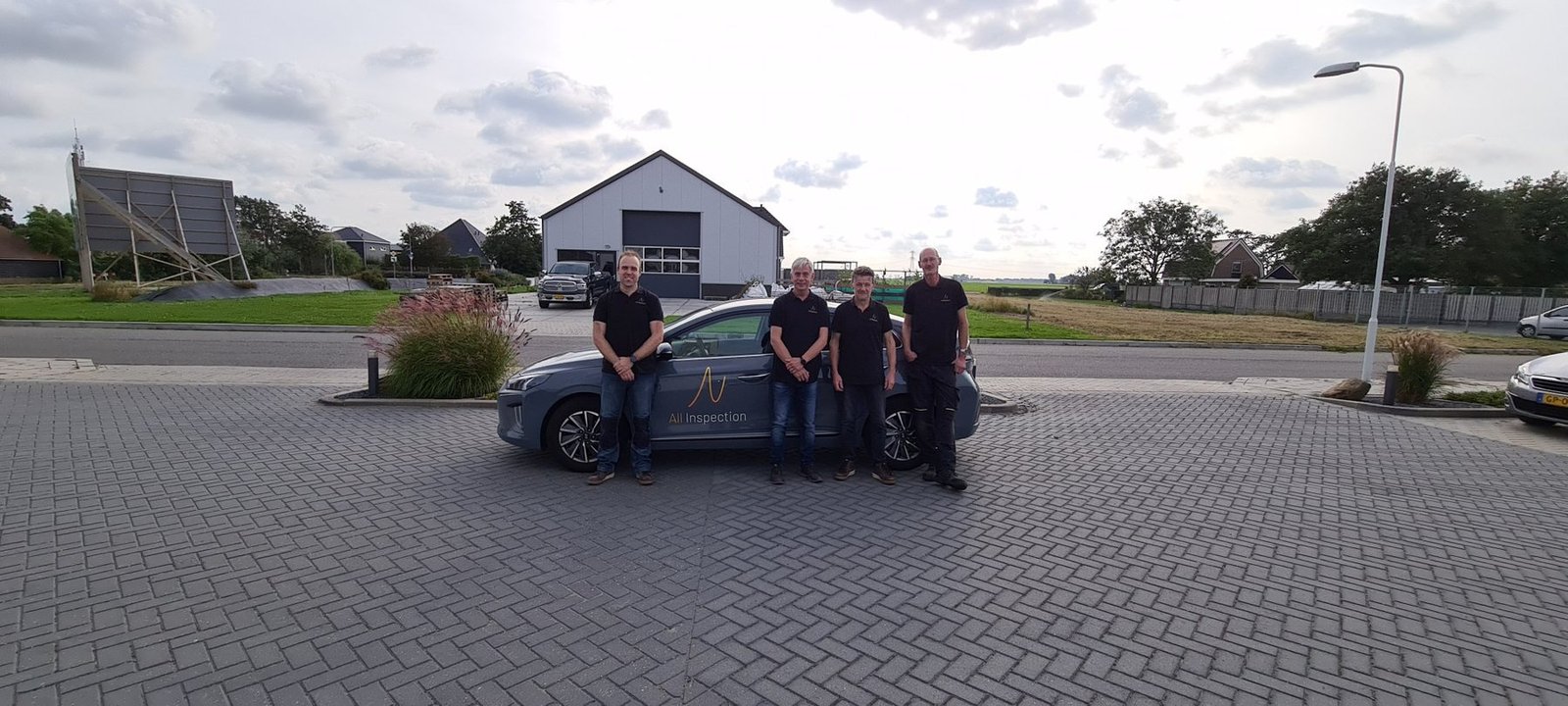 Het team van All Inspection bij de bedrijfsauto in Noord-Holland